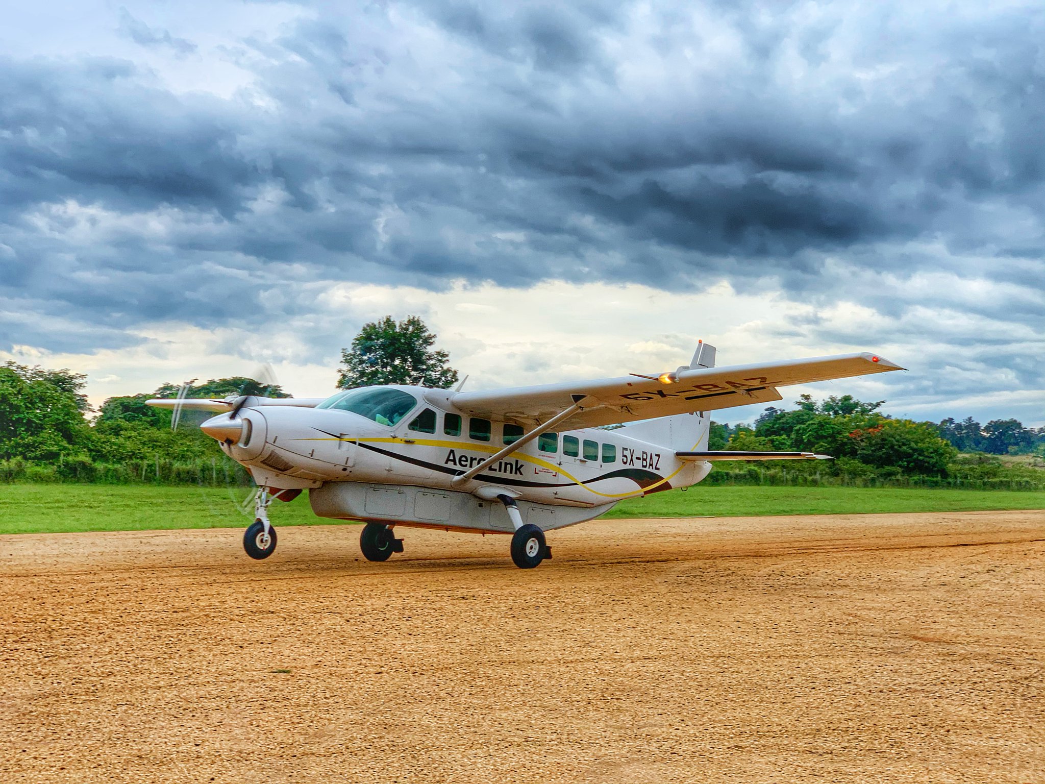 4 Days Gorilla Experience. Flying Safari. Midrange upper